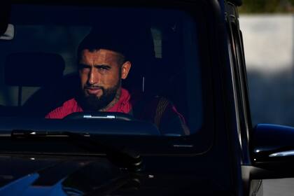 El mediocampista chileno del Barcelona Arturo Vidal llega a la Joan Gamper Ciutat Esportiva en Sant Joan Despí