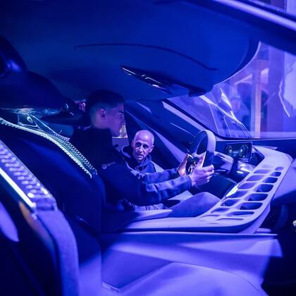 El mediocampista español Gavi probando uno de los nuevos modelos de Cupra