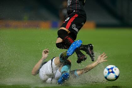 El mediocampista Federico Lertora, de Belgrano, lucha por la pelota con el delantero Facundo Pereyra de Colón. 1/4/17