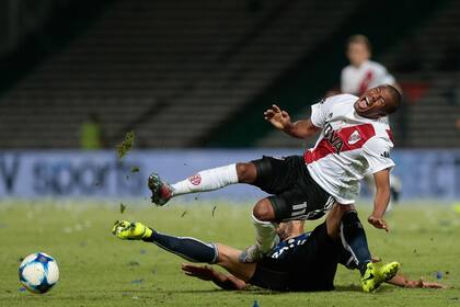El mediocampista Nicolás de la Cruz de River recibe una falta durante un partido que disputan el Club Atlético Talleres de Córdoba y el Club Atlético River Plate. 28/10/17