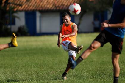 Sergio Rojas, del Club Sportivo Ameliano, de segunda división, entrena en el campo de juego de su equipo, en Asunción