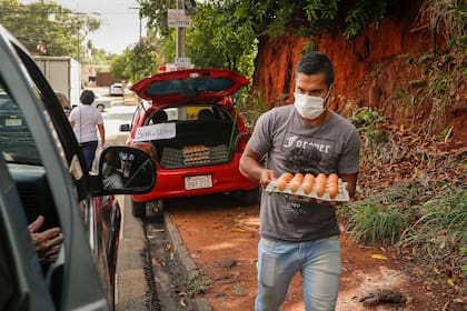 Debido a que el campeonato fue suspendido por el coronavirus, el mediocampista Sergio Rojas ahora vende huevos y lava autos