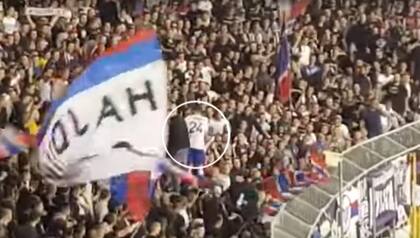 El mediocampista Stanko Juric, camiseta 24, festeja el triunfo por 4-0 de Hadjuk Split en el centro de la hinchada de su propio club. Juric anotó el primer gol del partido ante Rijeka.