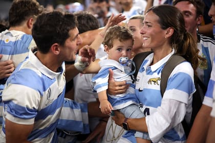 El medioscrum Tomás Cubelli, que está disputando su tercer Mundial, y su mujer, Pancha Camardón, sobrina nieta de Alberto Camardón, entrenador de Los Pumas del 65. Juntos tienen un hijo, Balthazar