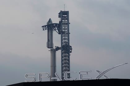 El megacohete Starship, de SpaceX, es preparado para un vuelo de prueba en el puerto espacial Starbase en Boca Chica, Texas, el miércoles 5 de junio de 2024. (AP Foto/Eric Gay)