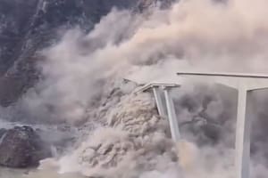 China: el momento en que colapsa un impresionante puente de 758 metros de largo