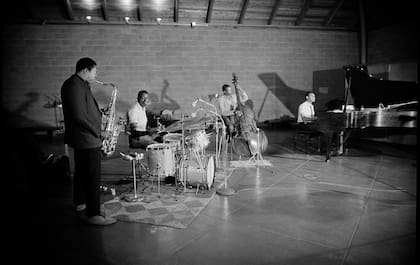 El mejor cuarteto en plena acción: Coltrane (saxo tenor), Jones (batería), Garrison (contrabajo) y McCoy Tyner (piano)