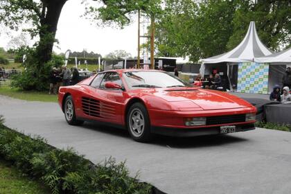 El mejor deportivo contemporáneo. La impecable Ferrari Testarossa 1987 posa tras ganar el premio Germán Sopeña