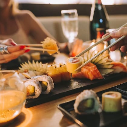 El mejor sushi también puede maridarse con noches de música y tarot.