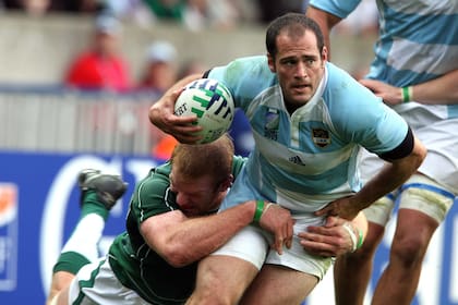 El mellizo en plena acción como parte de los Pumas de Bronce, camino al tercer puesto mundialista en Francia 2007; dos años antes se había dado el gusto de jugar contra British & Irish Liones, combinado que será rival de los Pumas en 2025, dos décadas después.