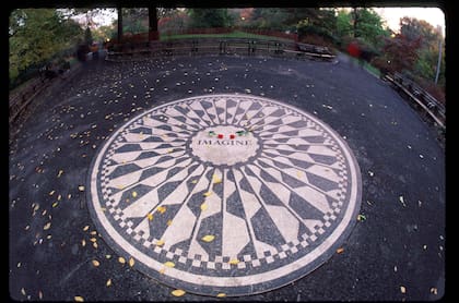 El memorial de John Lennon en el Central Park, cerca del edificio Dakota, donde fue asesinado por Chapman (Photo by Evan Agostini/Liaison)