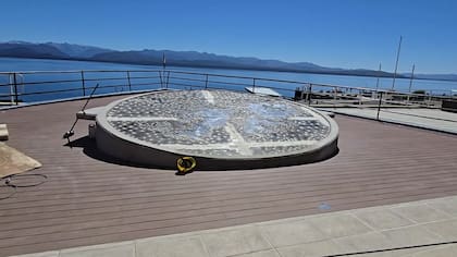 El memorial de Malvinas se emplaza en un lugar estratégico frente al lago Nahuel Huapi.