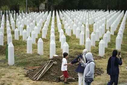 El memorial de Potocari recuerda a las víctimas de la masacre de Srebrenica