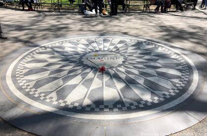 El memorial es visitado por miles de personas al año.