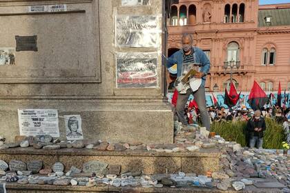 El memorial fue vandalizado durante el acto del 17 de octubre