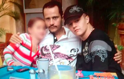 El "Mencho", en el medio de la imagen, acompañado por su hijo Ruben Oseguera Gonzalez, conocido como "El Menchito", quien no fue electo como nuevo líder