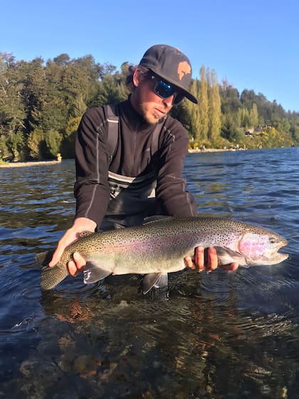 El mendocino Raúl Iturbe, guía profesional del Parque Nahuel Huapi, lanzó la caña seis veces y sacó seis truchas. Aquí, devolviendo una trucha.