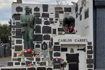 El mendocino también visitó el Cementerio de la Chacarita, recorrió la tumba de Carlos Gardel le dejó flores a Gustavo Cerati (Foto: Instagram @el.marcura)