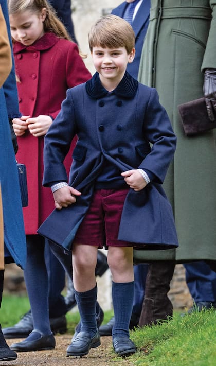 El menor de los hijos de los príncipes de Gales llevó pantalones cortos, tradicionales para los jóvenes de la realeza hasta los ocho años, medias tres cuartos, mocasines y tapado con doble abotonadura.
