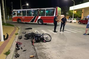 El menor que conducía la moto resultó herido y fue trasladado con una fractura expuesta en la pierna. Fuente: El Eco