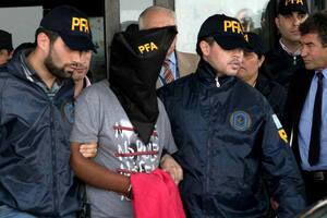 El menor sospechoso de haber asesinado a Brian Aguinaco fue trasladado ayer encapuchado y en medio de un fuerte operativo policial