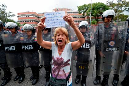 El mensaje a los militares ratifica el "compromiso" del Legislativo, de mayoría opositora, con una ley de amnistía para quienes den la espalda a Maduro