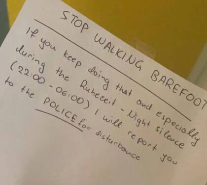 El mensaje completo que le dejaron a un migrante en Alemania, solo porque caminaba descalzo en su propio departamento