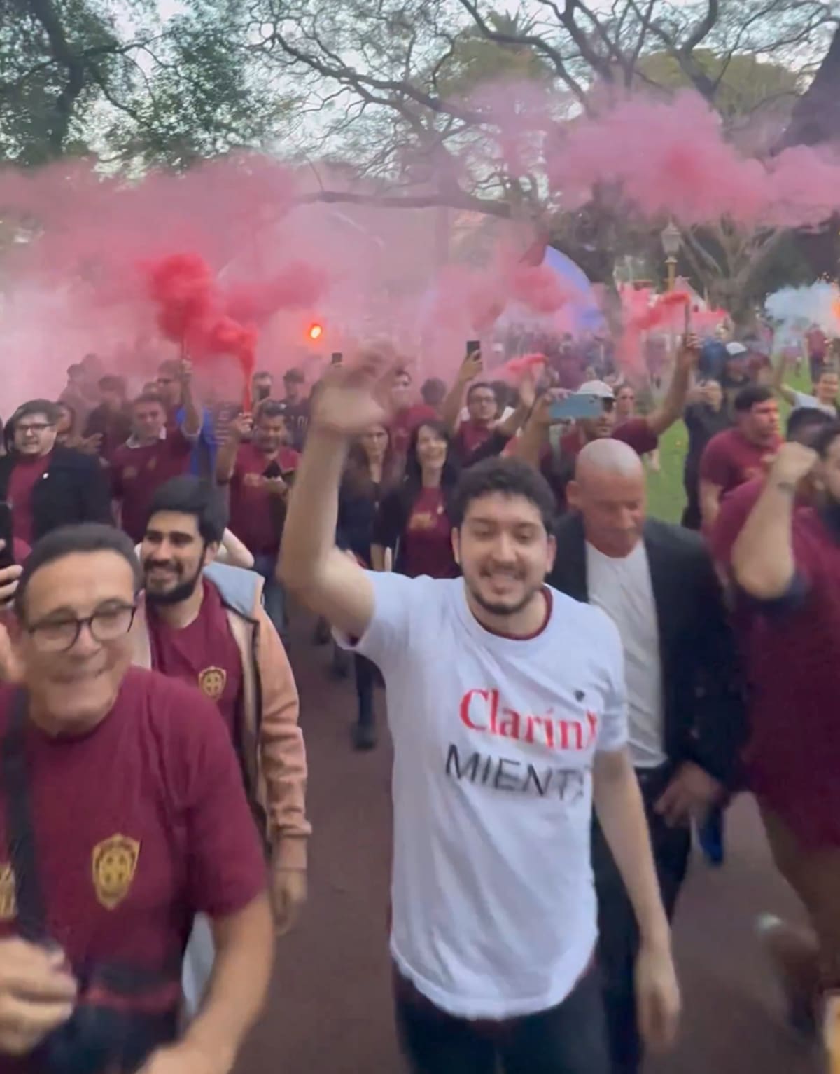 “Clarín miente”: los militantes libertarios, con el Gordo Dan a la cabeza, revivieron una batalla del kirchnerismo