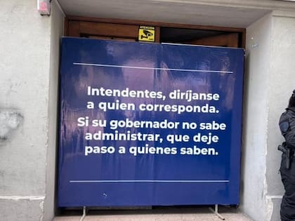 El mensaje de Pettovello contra los intendentes y Kicillof, en la puerta del Ministerio de Capital Humano