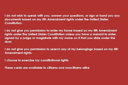 El mensaje en inglés de las tarjetas comunica a los agentes del ICE que no se permite el ingreso ni el registro sin una orden judicial válida