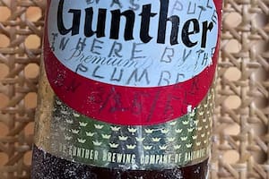 El mensaje estaba escrito en una botella de cerveza y sorprendió a los trabajadores