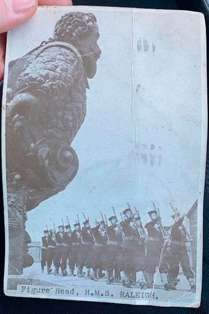 El mensaje llegó en buenas condiciones e incluía una fotografía de soldados marchando en el HMS Raleigh en Cornwall, donde revistaba Bill