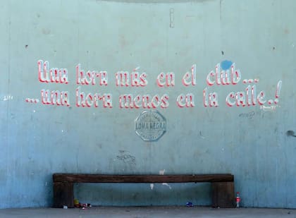 El mensaje pintado en el predio del club