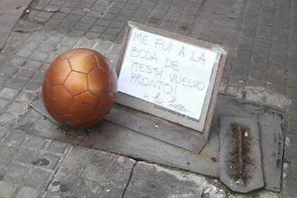 El mensaje que dejaron a los pies de la estatua