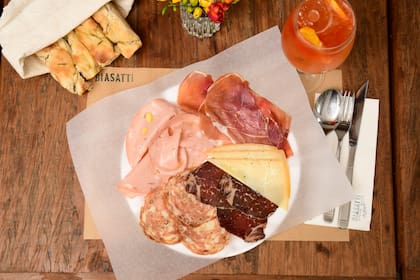 El menú comprende finocchiona, speck, bresaola, salame genovés y calabrese, guanciale, panceta ahumada, mortadela con pistachos y prosciutto di Parma, entre otros