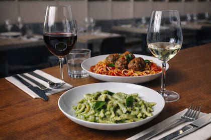 El menú cuenta con más de 10 variedades de pastas, elaboradas a mano y con máquinas traídas de Italia