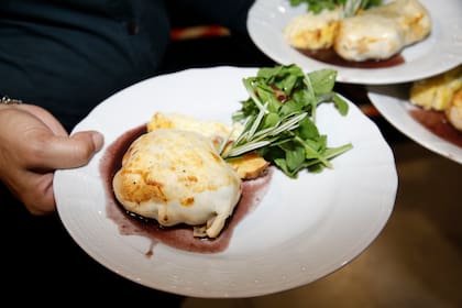 El menú de la noche de ALPI estuvo a cargo del chef Rodrigo Toso. Comenzó con finger food en el cocktail. En la cena, Lomo sellado a las brasas en croute de hojaldre de hierbas con salsa bordelaise de tuétano y malbec, cake de papas, parmesano y aceite de trufas, rúcula y panceta dorada. El postre fue Petit Pavlova, curd de maracuyá, berries de Patagonia, bastones de chocolate y flores. Los invitados bebieron vinos Rutini Cabernet Merlot, Sauvignon Blanc y Extrabrut. También el blend Alpi de Tealosophy by Inés Bertón.