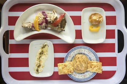 El menú degustación se inicia con una sucesión de deliciosos platitos para disfrutar con calma.