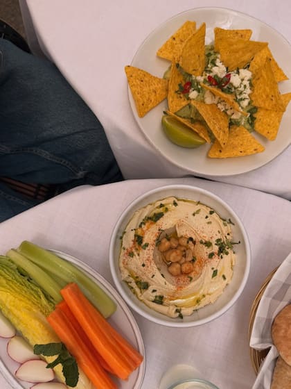 El menú del almuerzo: hummus de garbanzos y nachos con guacamole (Foto: Instagram @evabargiela)