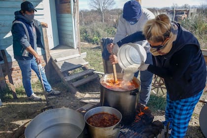 El menú del día es guiso de arroz con pollo