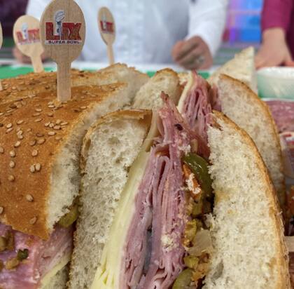 El menú es característico de Nueva Orleans con po'boys, salchichas de cocodrilo, filetes tomahawk y más (IG @sodexolive)