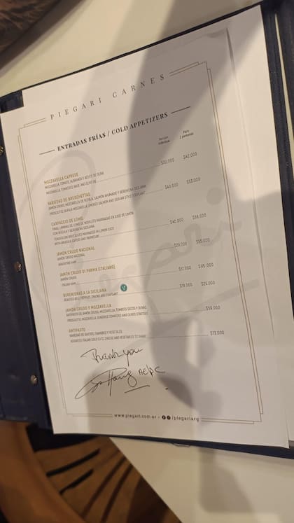 El menú firmado por Angus Young