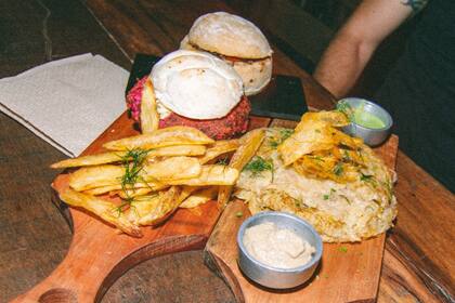 El menú fue creado por el chef Nicolás Colli e incluye clásicos de Alemania Oriental y occidental, como tablas con distintos tipos de salchichas y pan relleno de cerdo braseado.