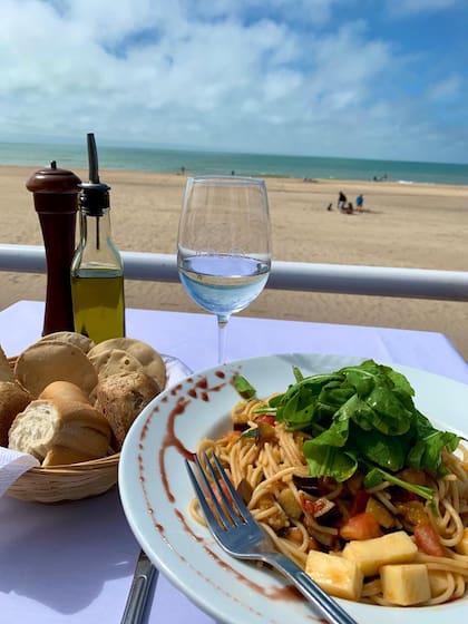 El menú fusiona clásicos de playa y platos gourmet