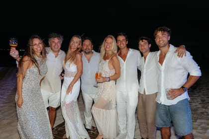 El menú incluyó una parrillada especial con langosta y platos como pulpo, camarones al coco, tataki de atún y ensalada caprese, acompañados por cocteles tropicales