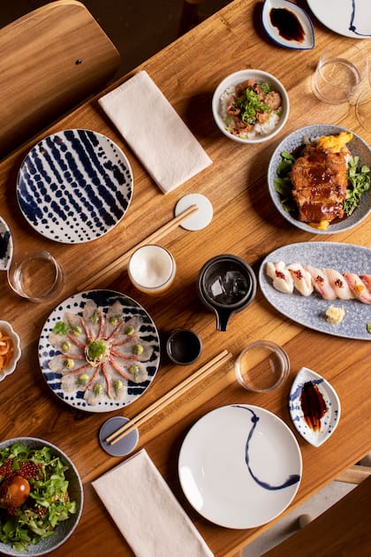 El menú omakase, un formato que está siendo tendencia en Buenos Aires, invita a entregarse a las elecciones del experto sushiman.