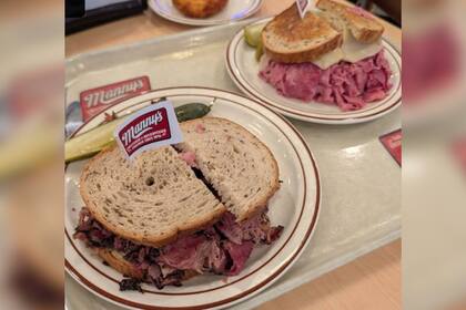 El menú que entrega el local a quienes muestren su tarjeta SNAP incluye un sándwich de carne, pavo o pastrami
