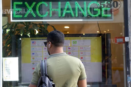 El mercado cambiario abre mañana a las 10 de la mañana