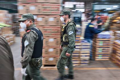 Dos efectivos circulan por los pasillos del Mercado Central