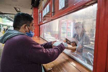 El buffet de comida Las Chicas, en el centro del pabellón 3, es clave porque los camioneros que llegan de viaje no encuentran dónde comer